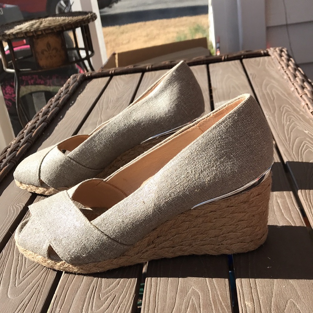 Brand New Adrienne Vittadini peep toe wedges size 9M